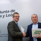 El consejero de Agricultura, Ganadería y Desarrollo Rural, Gerardo Dueñas, junto al presidente de Asaja Donaciano Dujo, en una imagen de archivo.- ICAL