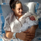 Viktoriya sostiene a Ariadna, el primer bebé de Soria en 2023.- E.M