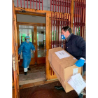 Javier Meléndez, CEO de la compañía, hace entrega de material de protección a una residencia de ancianos de Valladolid.- LA POSADA