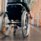 Una persona en silla de ruedas en una imagen de archivo. - E.M.