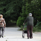 Una mujer y un hombre de edad avanzada pasen por la calle. - Marta Fernández Jara - Europa Press - Archivo