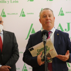 El presidente de Asaja Castilla y León, Donaciano Dujo, y el consejero de Agricultura, Ganadería y Desarrollo Rural, Jesús Julio Carnero. - ICAL