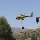 Un helicóptero trabaja en las labores de extinción del fuego en Cebreros. Europa Press