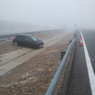 Imagen de un coche accidentado entre la niebla por culpa de las placas de hielo. / ICAL