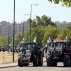 Una caravana de tractores y turismos participa en una concentración de UCCL en Valladolid 'Por una PAC para los ATP'. - ICAL