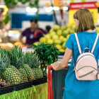 Una mujer realiza la compra en un supermercado.- E. M.