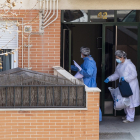 Personal sanitario visitando una vivienda en Ávila para realizar las pruebas del coronavirus.-  ICAL