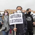 Asistentes a la concentración en Salamanca del pasado mes contra el cierre de la hostelería. / ICAL.