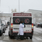 Un médico vuelve a la ambulancia tras una visita a domicilio. LUIS ÁNGEL TEJEDOR