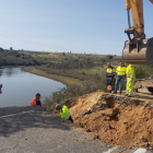Operarios trabajan para arreglar un socavón en la carretera ZA-912, en el término municipal de Villardeciervos (Zamora). ICAL