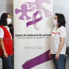 Reyes Revellado, responsable de la red de centros de emergencia autonómica, y Rosa Esteban, directora del centro de Valladolid. PABLO REQUEJO (PHOTOGENIC)