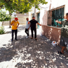 Vecinos de Íscar, en la mañana de ayer antes de conocer su confinamiento. MIGUEL ÁNGEL SANTOS / PHOTOGENIC
