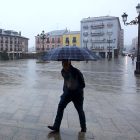Imagen de archivo de un transeúnte bajo la lluvia en Ponferrada.- ICAL.