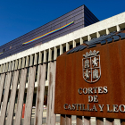 La sede de las Cortes mantuvo ayer la bandera arcoíris en las ventanas de los despachos del PSOE.- PHOTOGENIC