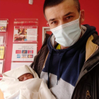 Luis Merino, auxiliar de Enfermería, con el bebé encontrado ayer E.M.