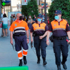 Patrulla de las agrupaciones de Protección Civil de Valladolid controlando que se respeten las medidas contra el Covid-19 en las calles del municipio. PHOTOGENIC / PABLO REQUEJO
