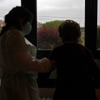 Una paciente con Alzheimer recibe ayuda a domicilio.- ICAL