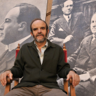 Martínez Laseca en una imagen de archivo con un cuadro de Machado, poeta en el que era experto.-HDS