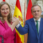 Cristina Ayala por el PP y Fernando Martínez-Acitores pov VOX tras la firma del pacto de gobierno de coalición en el Ayuntamiento de Burgos. ICAL