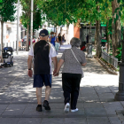 Una pareja de ancianos camina por la calle en una imagen de archivo. -EP
