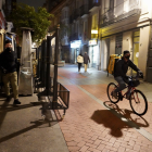Un repartidor de comida a domicilio por las calles de Valladolid. | ICAL