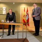 El presidente de las Cortes y de la Fundación de Castilla y León, Luis Fuentes, firma el acuerdo por el que el catedrático Salvador Rus Rufino se convierte en el comisionado para la organización de los actos del V Centenario de la Guerra de los Comuneros, que se celebrará en 2021. - ICAL
