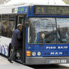 Autobus urbano de Auvasa en una parada en el centro de Valladolid. PABLO REQUEJO