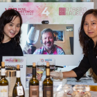 Ciudadanas de Hong Honk participan en la cata de vinos online. E.M