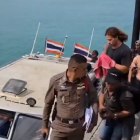 El chef de 29 años Daniel Sancho junto a varios policías de Tailandia. EL MUNDO