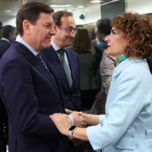 Carlos Fernández Carriedo saluda a María Jesús Montero antes de la reunión.- ICAL