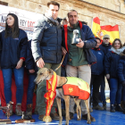 Ángel Lorenzo recibiendo el premio con la última galga campeona de España de la S.G.M., Pelaya de Safesa. - L. D. F.