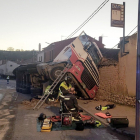 Estado del camión tras el accidente en la BU-130, en Sotillo de la Ribera (Burgos) en el que el conductor resultó herido. -ICAL