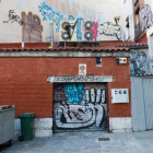 Graffiti en una plaza del centro de Valladolid.- J. M. LOSTAU