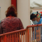 Una paciente atendida en el triaje del Clínico de Valladolid, en una imagen de archivo. J. M. LOSTAU
