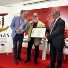 Javier Pérez Andrés recibe el premio de la  la Unión de Asociaciones Españolas de Sumilleres. E.M.