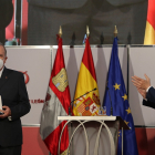 El presidente de la Junta de Castilla y León, Alfonso Fernández Mañueco, entrega la medalla de oro de Castilla y León 2020 a José Vicente de los Mozos. / ICAL
