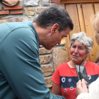 Pedro Sánchez consuela a Nelly en su visita a la Sierra de la Culebra en 2022. MONCLOA