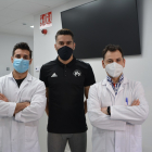 Los especialistas Javier Fernández y Eduardo Simón junto a Javier de Mesa, futbolista del Real Ávila y de la Selección Regional de Castilla y León, en el Centro Médico Angustias de Recoletas. EL MUNDO