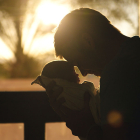 Un padre acaricia con la frente a su hija recién nacida. PQS / CCO