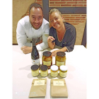 Pedro Castillo Sanzol y Eva García muestran los productos de su cocido.  / L.P.