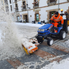 Un operario limpia las calles de Soria tras el paso de Filomena. ICAL
