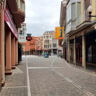Calle Astorga de La Bañeza, desierta de personas y con comercios cerrados por el confinamiento. E.M.