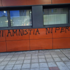 Pintadas en la fachada de la sede provincial del PSOE de León. -EP