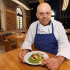 Jesús Rodríguez ‘Suso’, chef del establecimiento con uno de los platos de la carta.  (LUIS DE LA MATA)