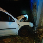 Estado del vehículo siniestrado en al municipio berciano de Dehesas, en la provincia de León. / EM