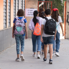 Un grupo de alumnos a la entrada de un instituto público de la capital vallisoletana.-E.M.