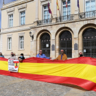 Palencia se concentra en su Plaza Mayor en apoyo de Felipe VI. - ICAL