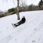 Un niño disfruta de la nieve en Valladolid. ICAL