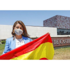 La procuradora de Ciudadanos por Segovia, Marta Sanz Gilmartín, posa con su bandera de España en la puerta de las Cortes. J.M. LOSTAU