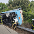 Derrame de cloro tras una colisión entre un camión y un turismo en la N-403, en El Tiemblo, Ávila. -ICAL